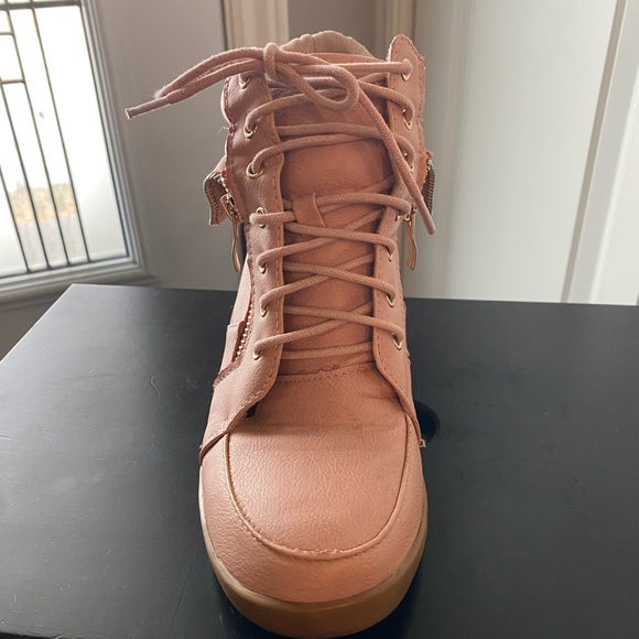 Top Moda - size 5 1/2 - hidden heel lace up sneaker - synthetic upper - Picture 16 of 16